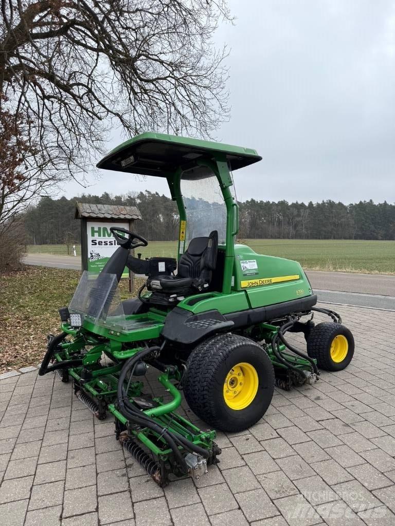 John Deere 8700 A ماكينات جز العشب