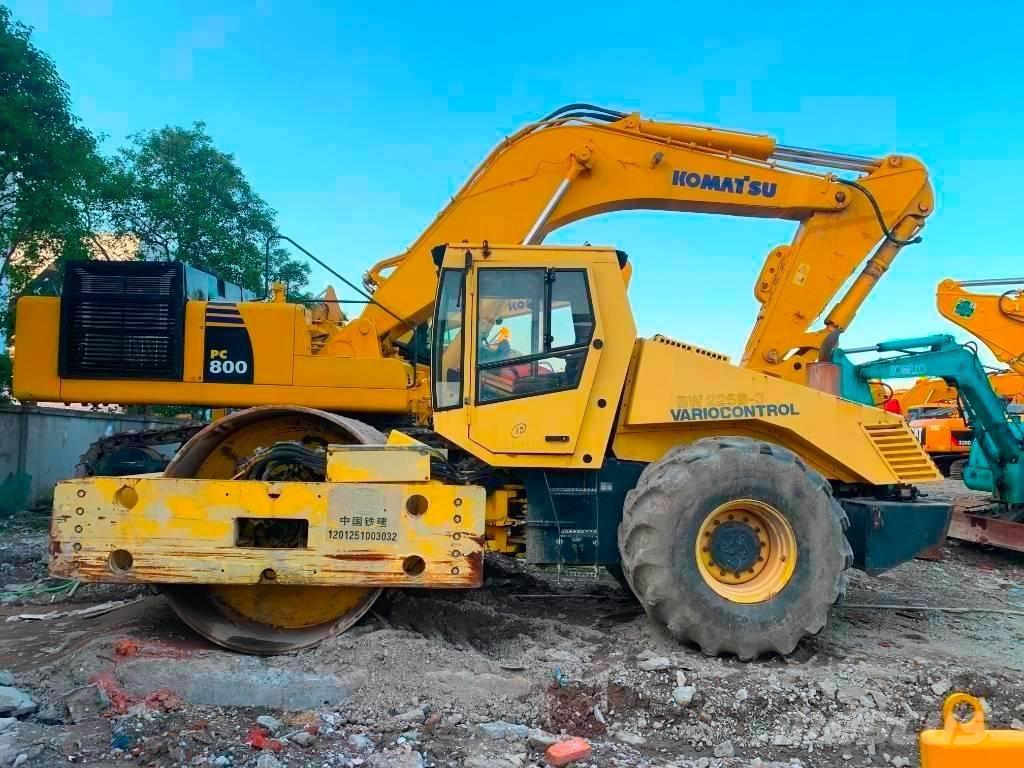 Bomag BW 225 D-3 مداحل ثنائية الاسطوانة