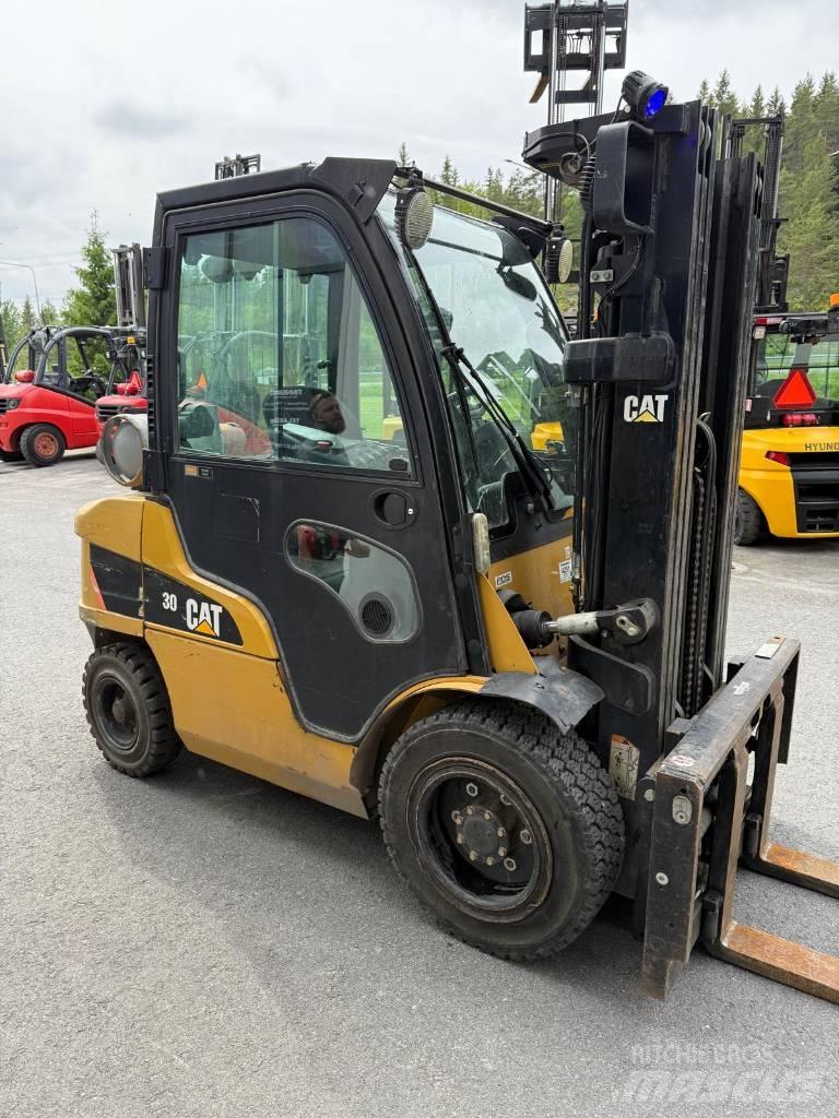 CAT GP 30 N شاحنات LPG