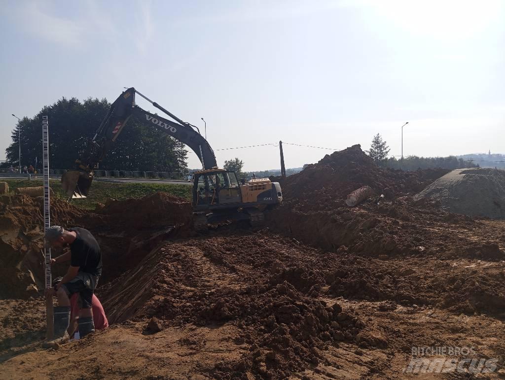 Volvo EC 240 C L حفارات زحافة