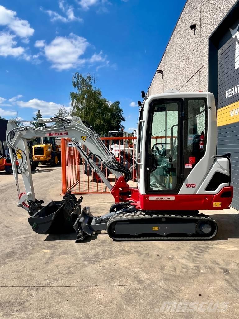 Takeuchi TB 225 حفارات صغيرة أقل من 7 طن (حفارات صغيرة)
