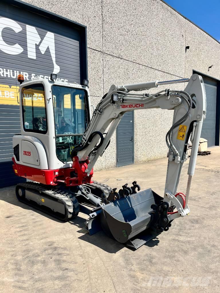 Takeuchi TB 225 حفارات صغيرة أقل من 7 طن (حفارات صغيرة)