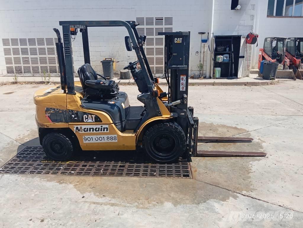 CAT DP 30 NT شاحنات الديزل