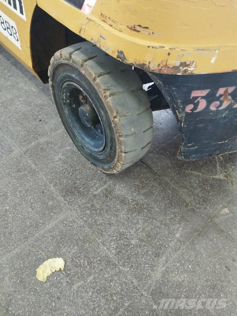 CAT DP 30 NT شاحنات الديزل