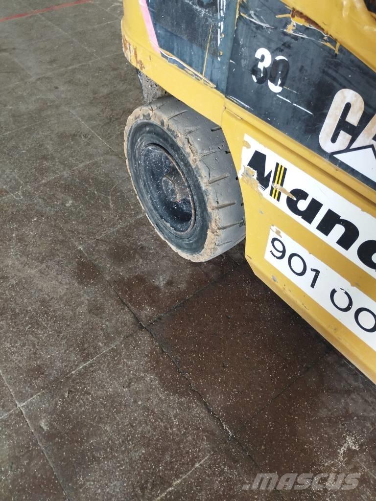 CAT DP 30 NT شاحنات الديزل