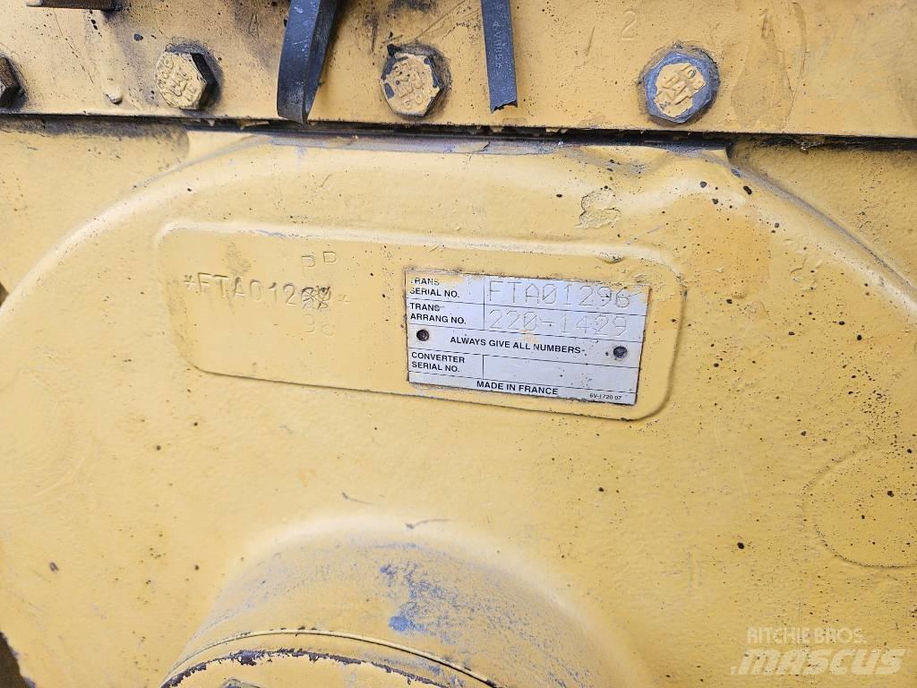 CAT D 6 T XL بلدوزرات مجنزرة