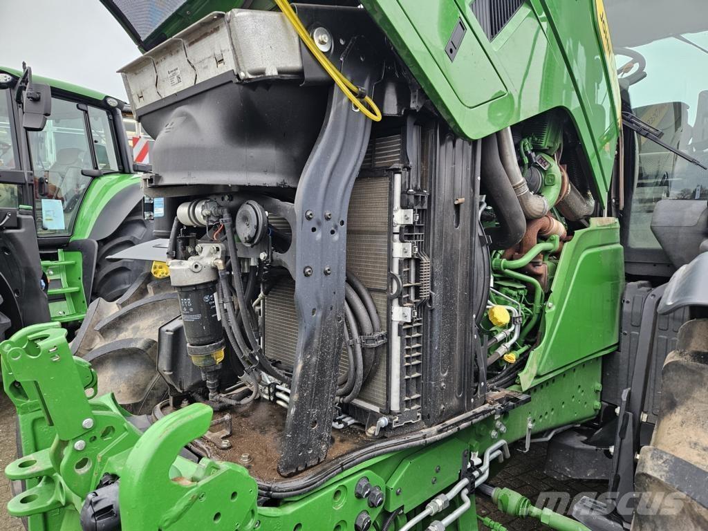 John Deere 6R215 الجرارات