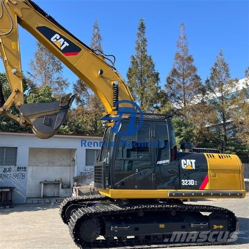 CAT 323D2 حفارات زحافة