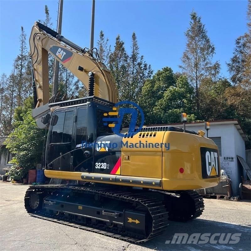 CAT 323D2 حفارات زحافة