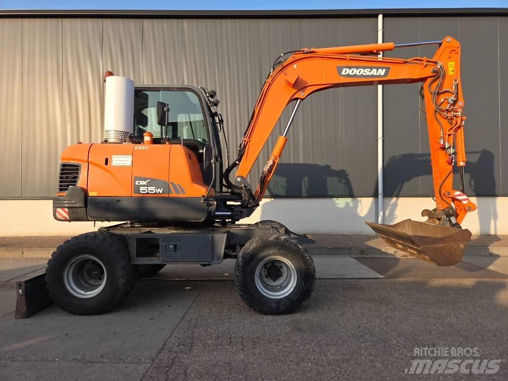 Doosan DX 55 W حفارات بعجل