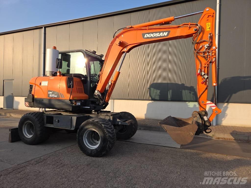 Doosan DX 55 W حفارات بعجل