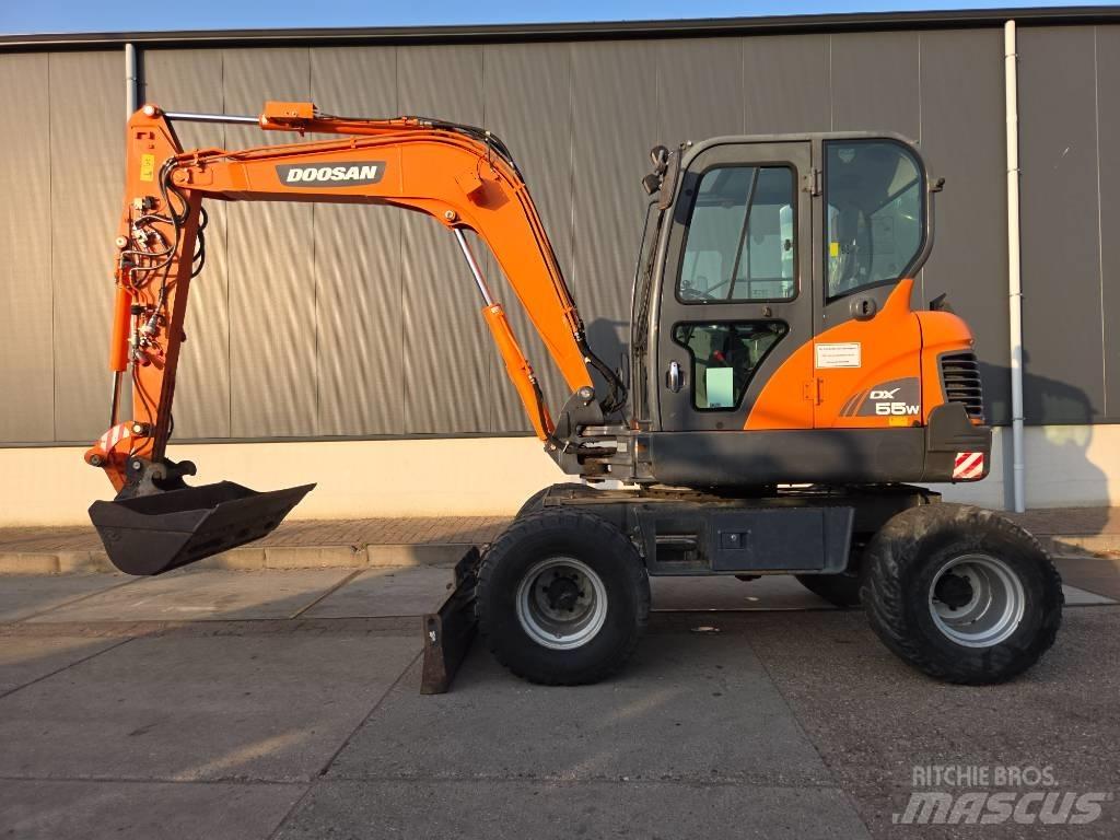 Doosan DX 55 W حفارات بعجل