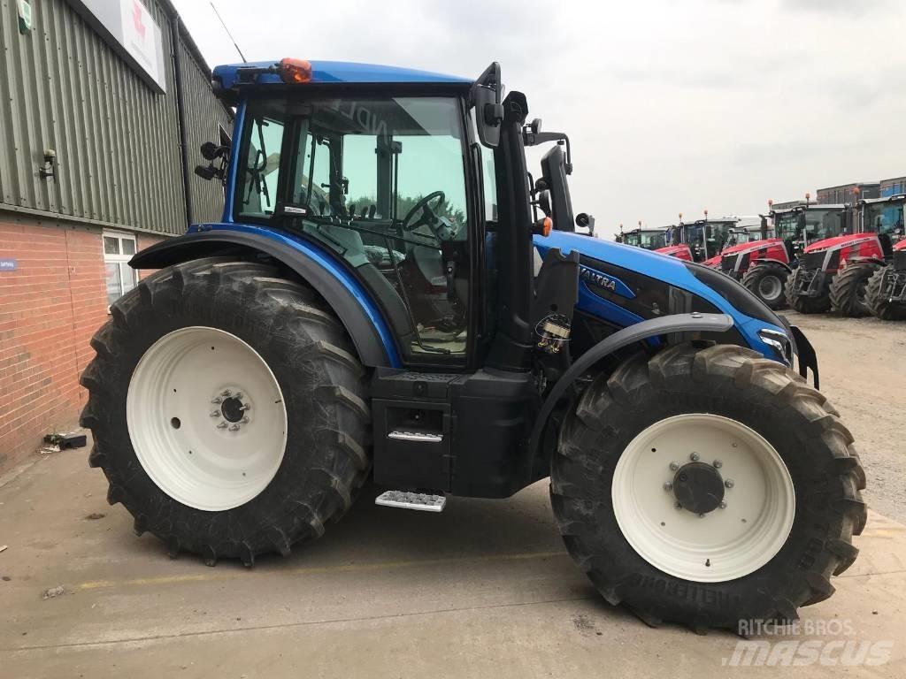 Valtra G 135 A الجرارات
