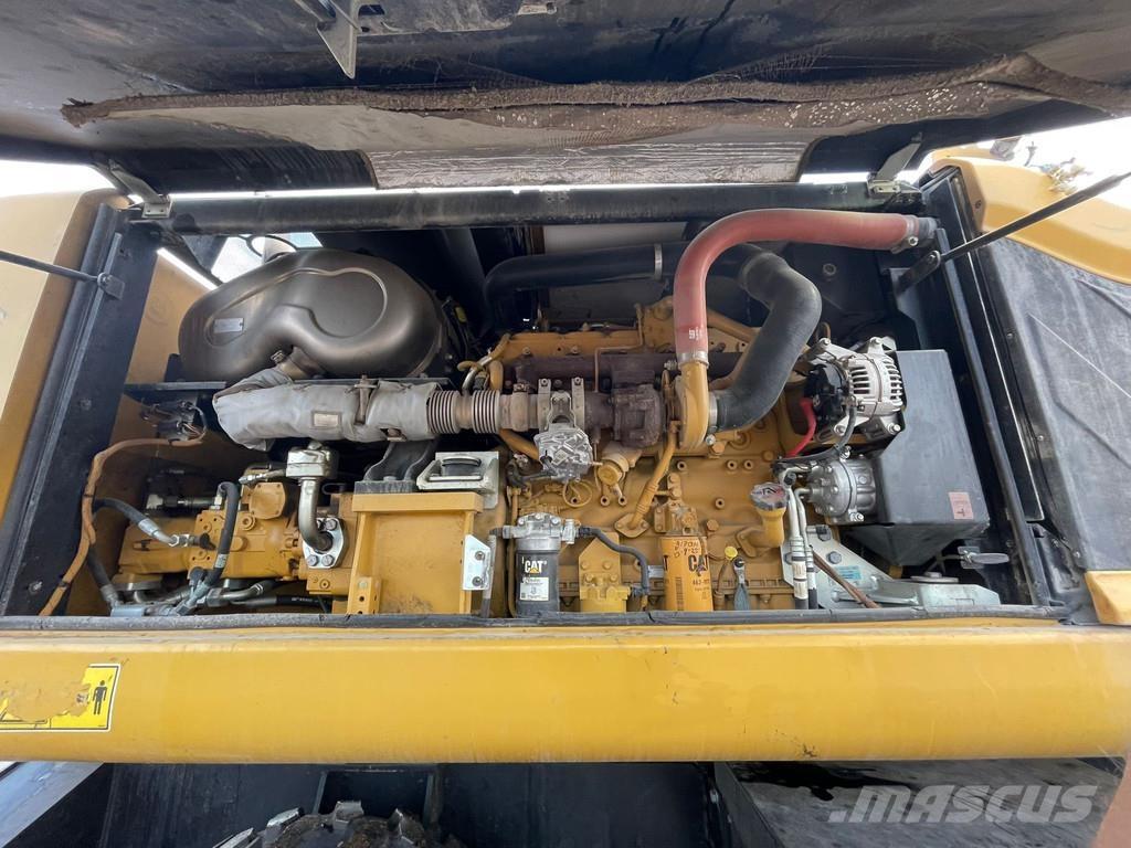 CAT MH3024 حفارات بعجل