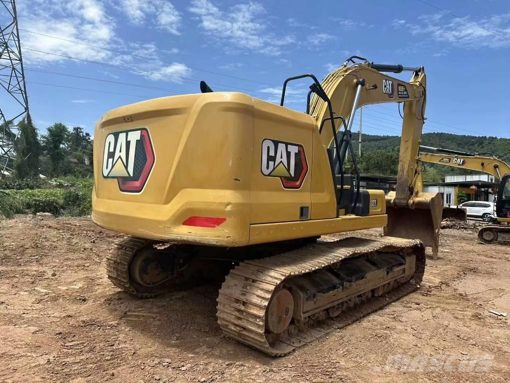 CAT 323 حفارات زحافة