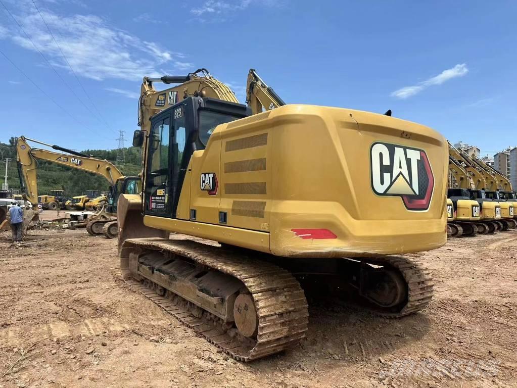 CAT 323 حفارات زحافة
