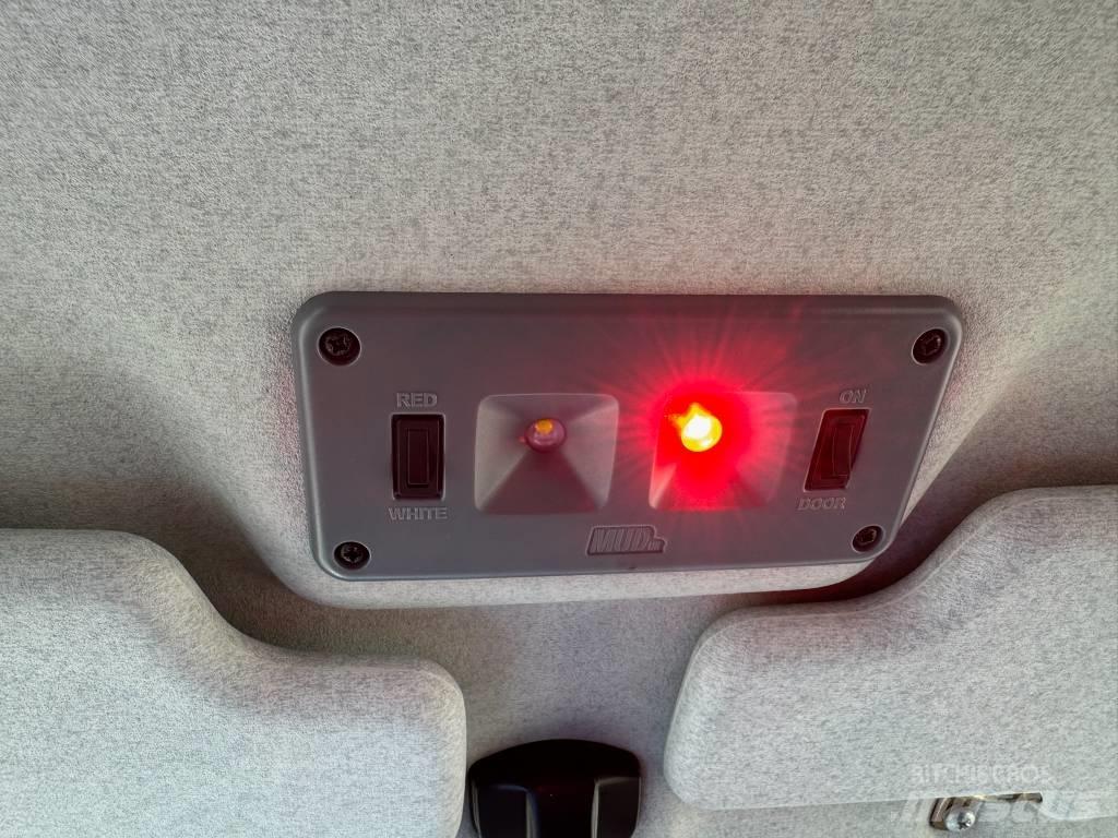 Land Rover Defender سيارات