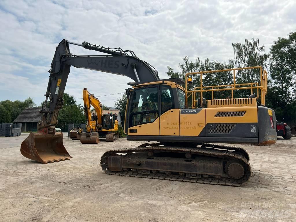 Volvo EC 250 D L حفارات زحافة