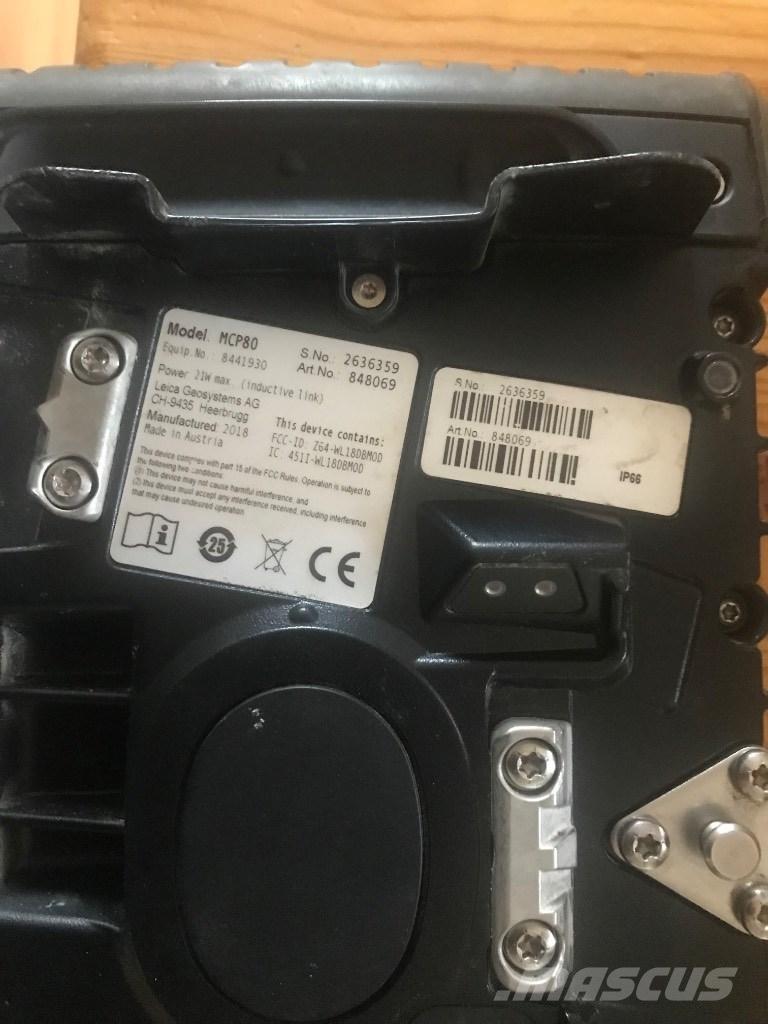 Hitachi ZX 135 US-7 حفارات زحافة