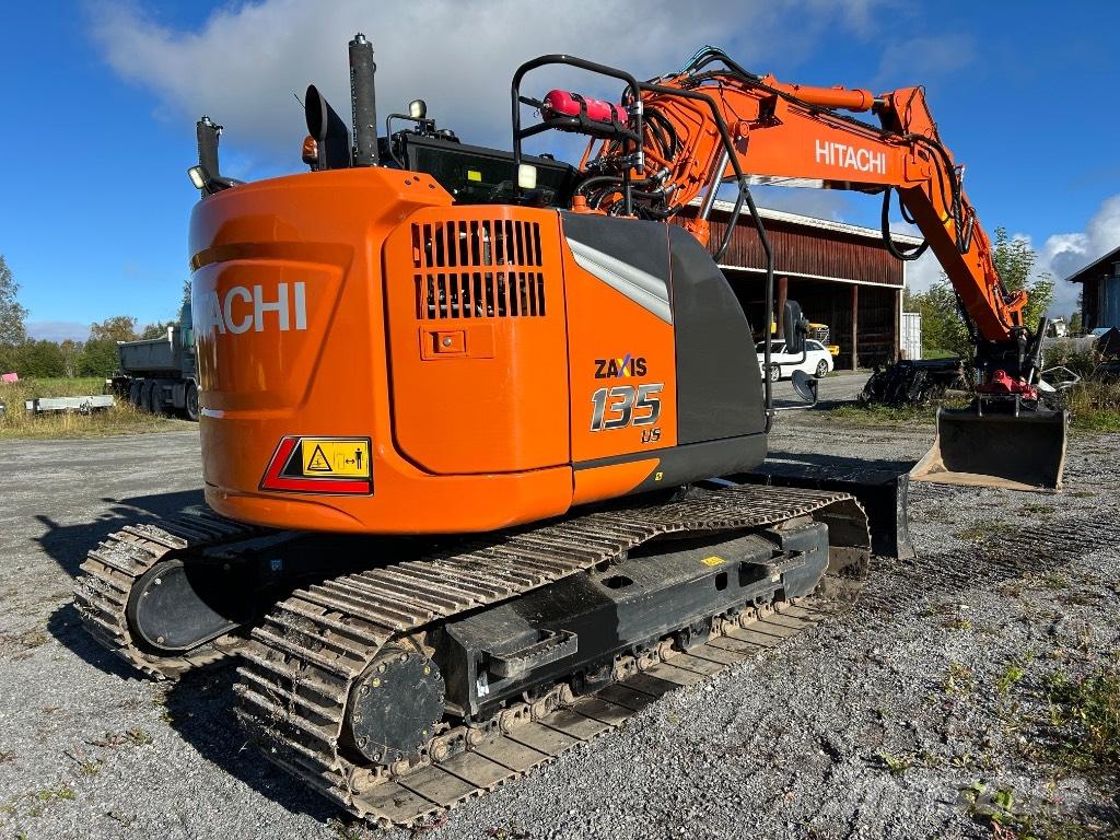 Hitachi ZX 135 US-7 حفارات زحافة