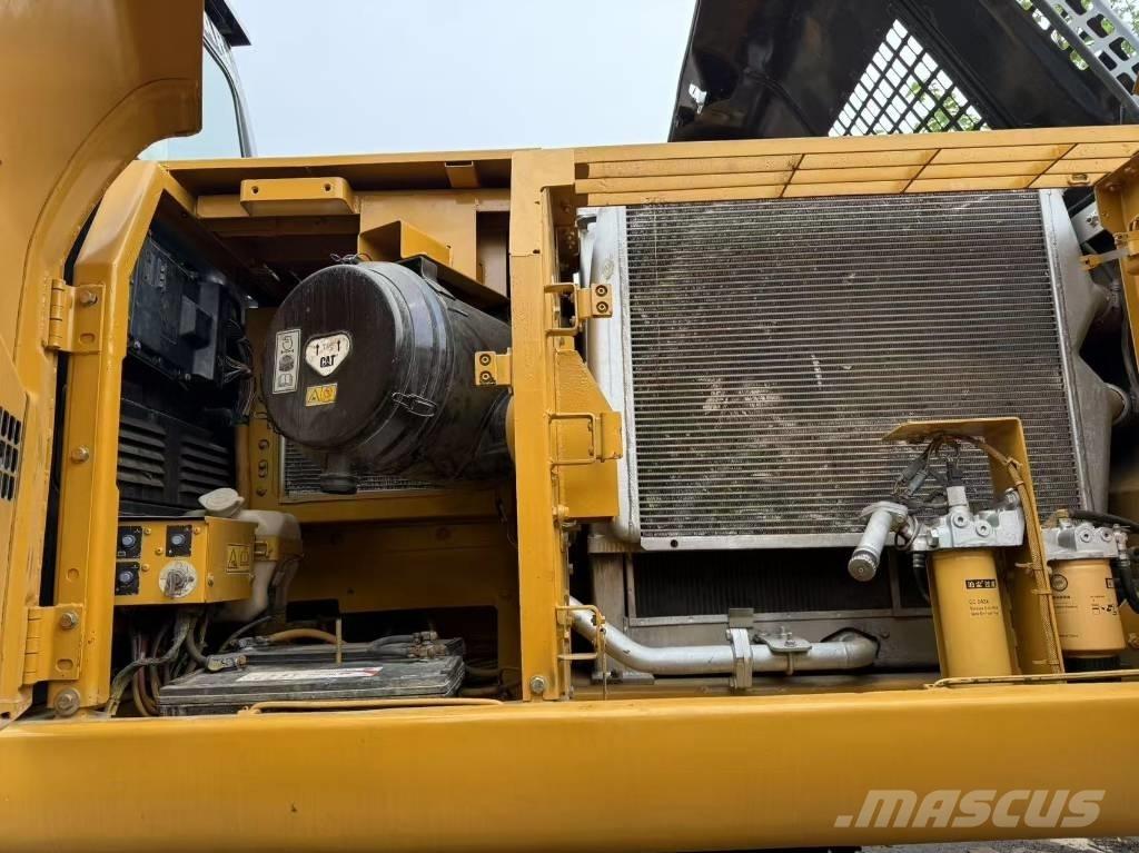 CAT 330 D حفارات زحافة