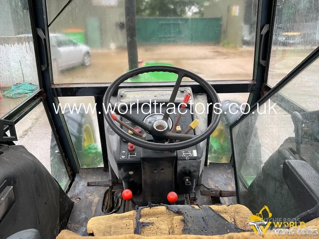 John Deere 2140 الجرارات