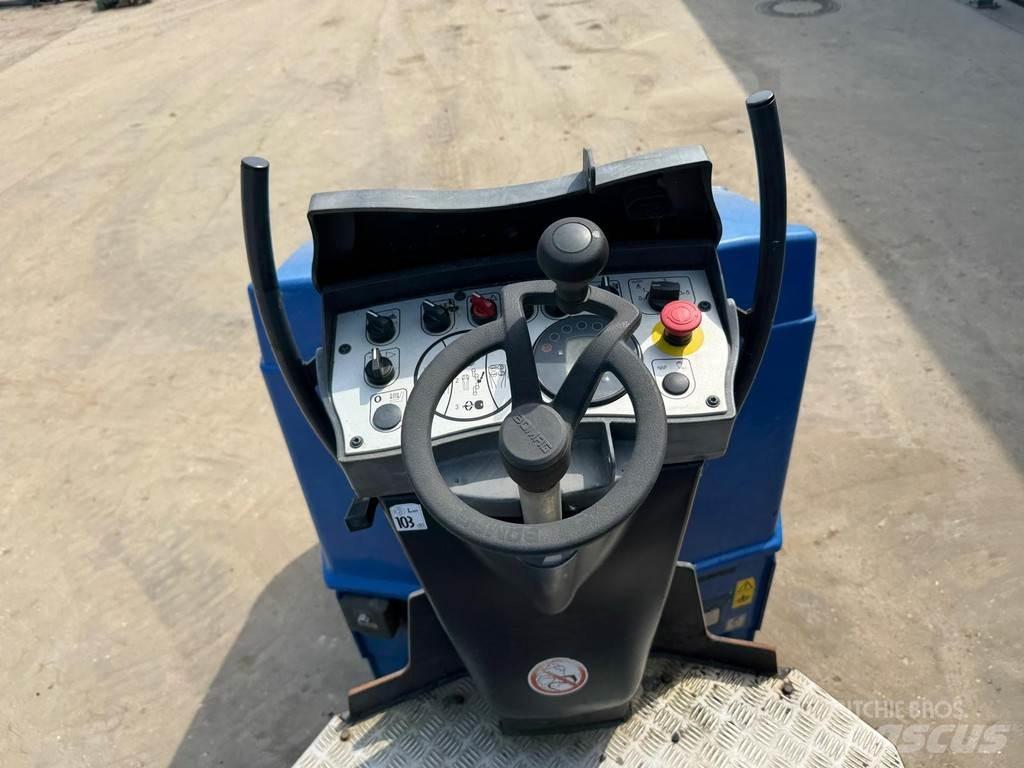 Bomag BW 100 AD-5 مداحل ثنائية الاسطوانة