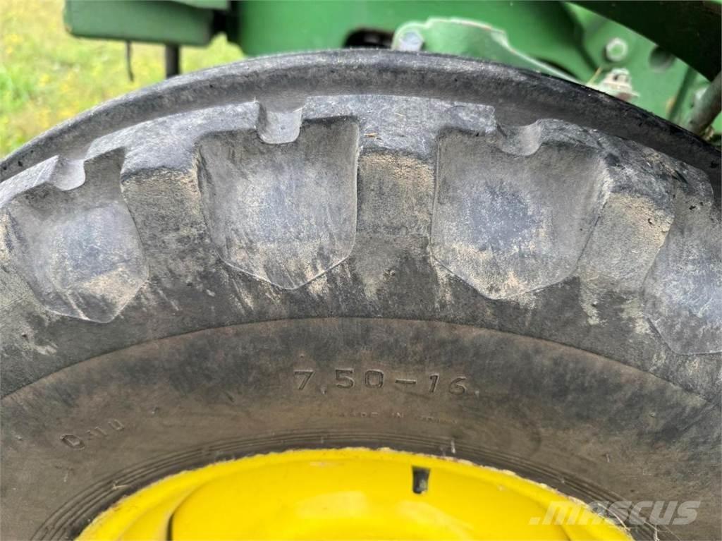 John Deere 1040 S الجرارات