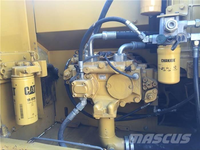 CAT 320 D حفارات زحافة