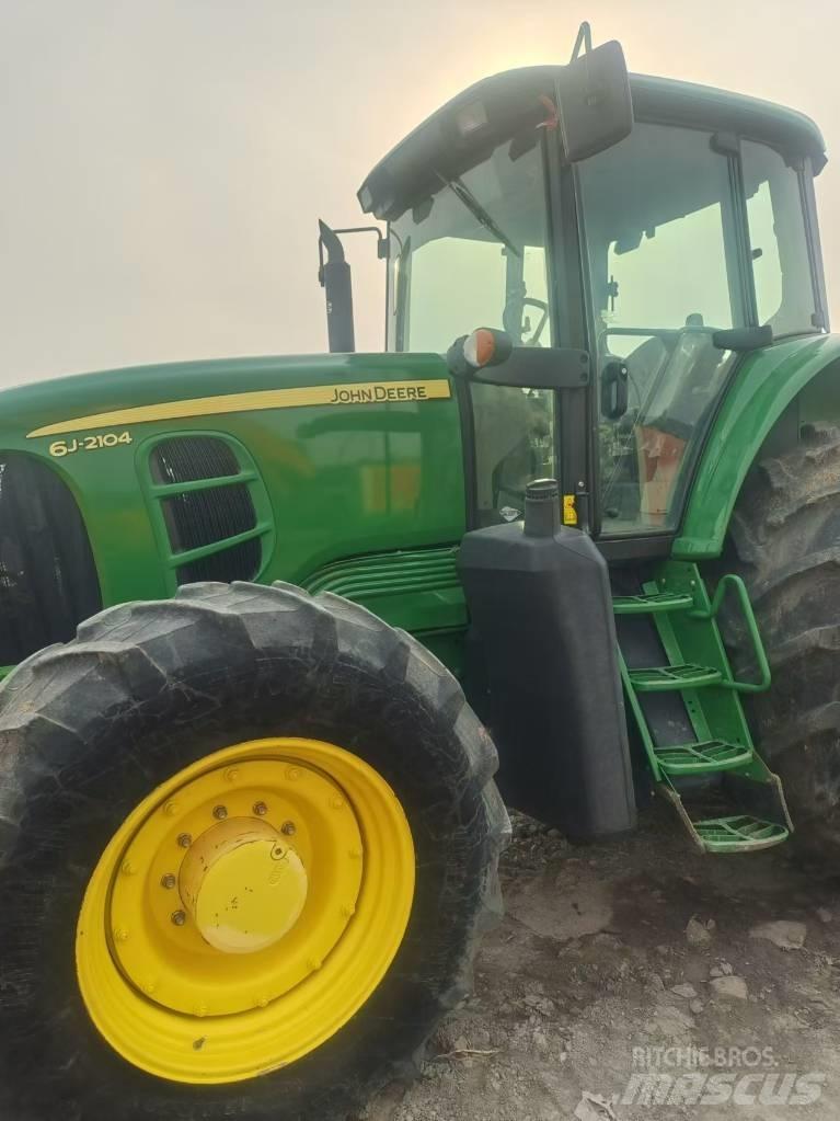 John Deere 6J-2104 الجرارات