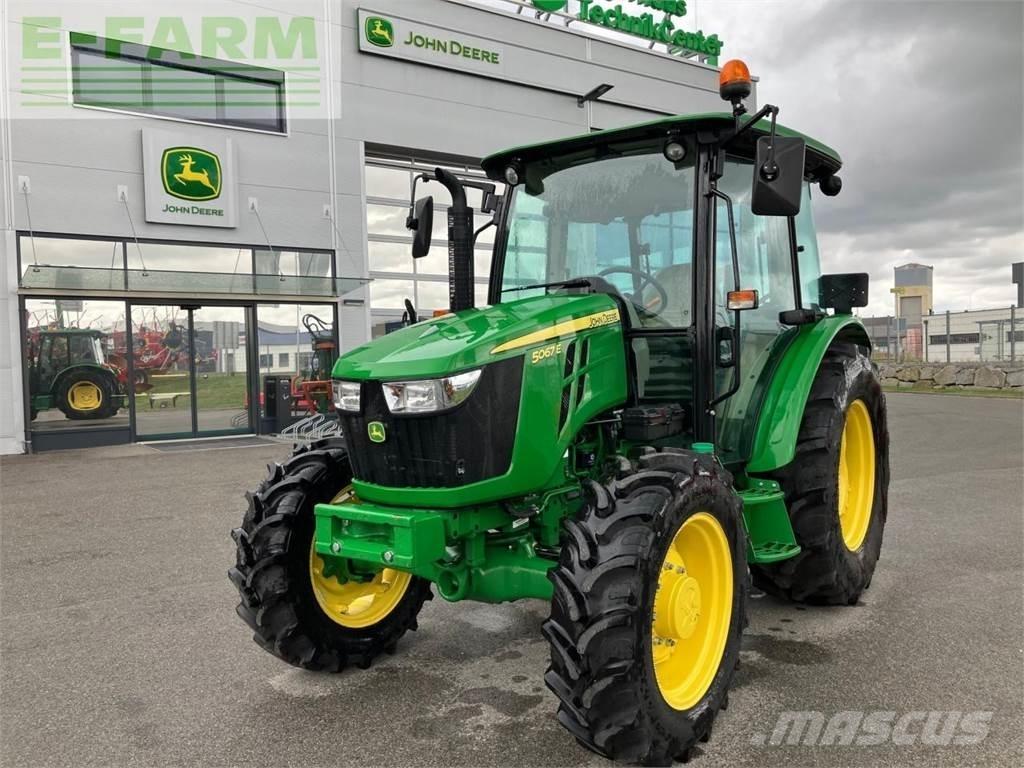 John Deere 5067E الجرارات