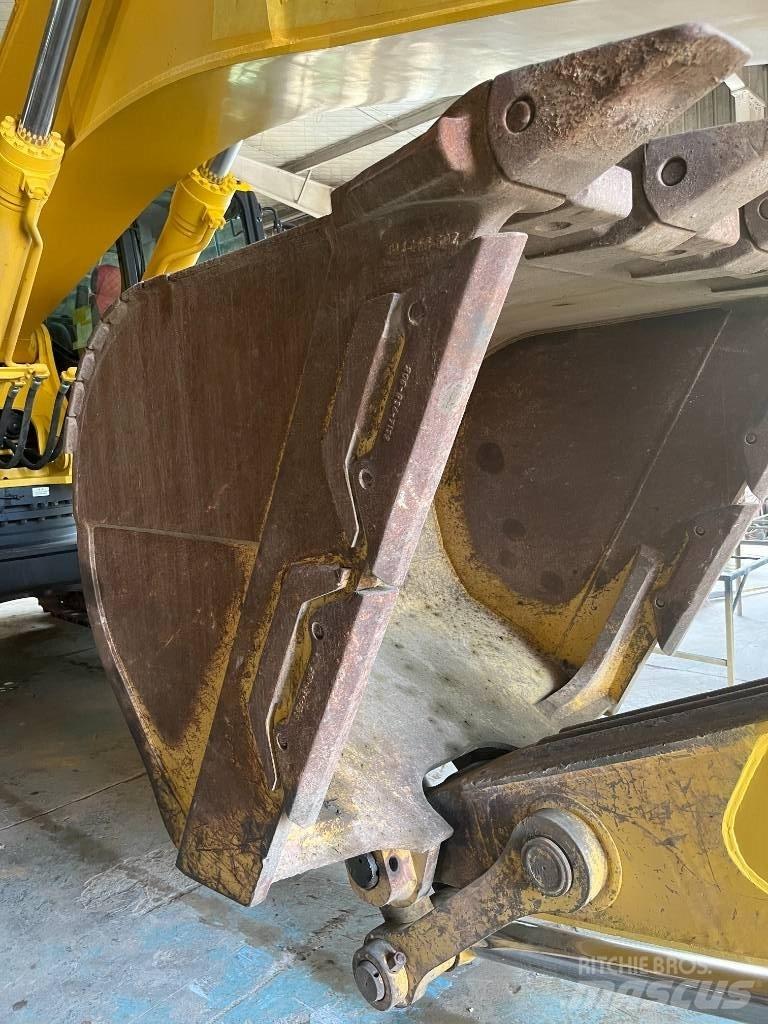 Komatsu PC 450 LC-8 حفارات زحافة