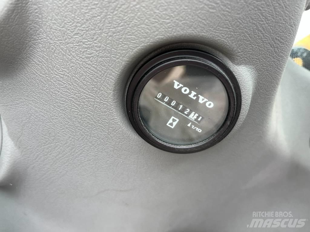 Volvo EC 300 D L حفارات زحافة