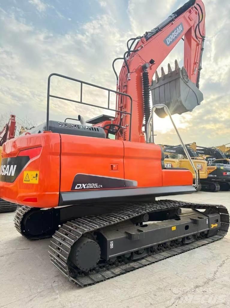 Doosan DX 225 LCA حفارات وسط 7 طن - 12 طن