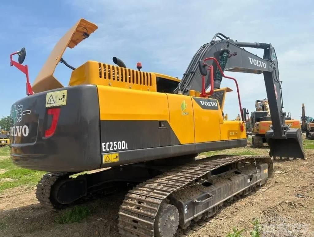 Volvo EC 250 D L حفارات زحافة