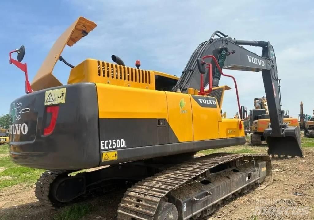 Volvo EC 250 D L حفارات زحافة