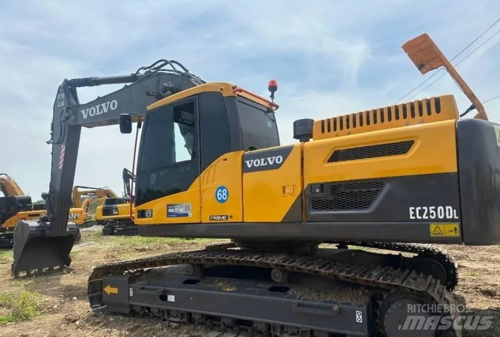 Volvo EC 250 D L حفارات زحافة