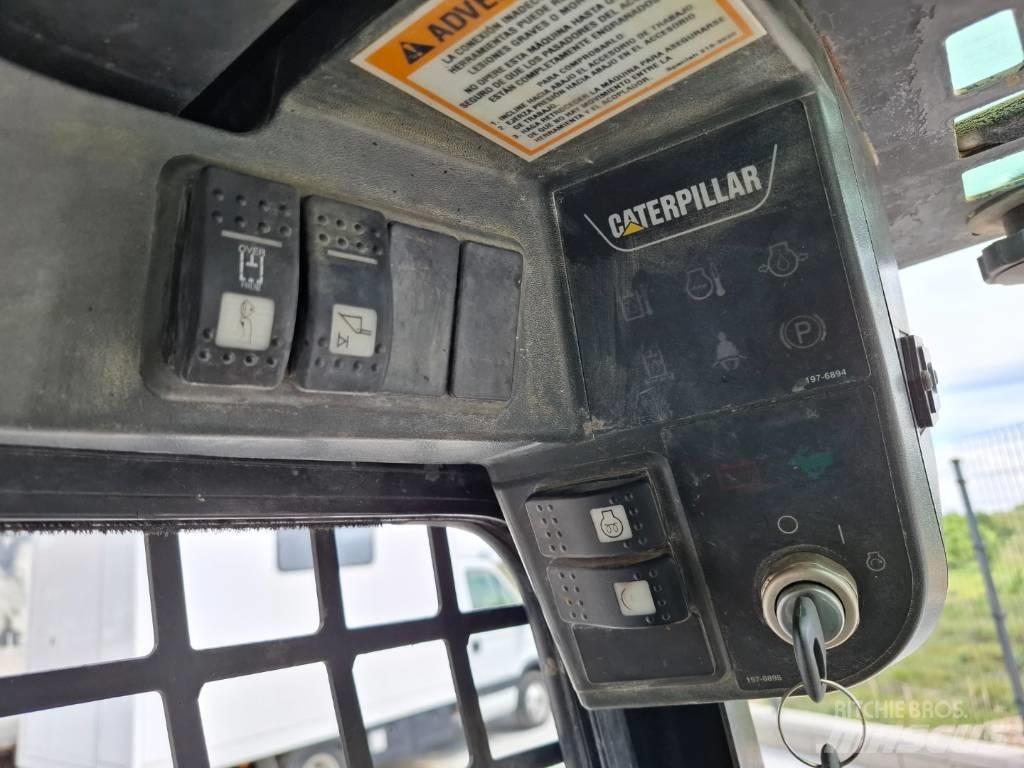 CAT 216 لوادر انزلاقية التوجيه