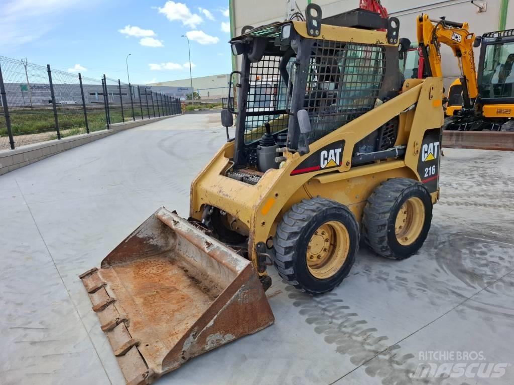 CAT 216 لوادر انزلاقية التوجيه