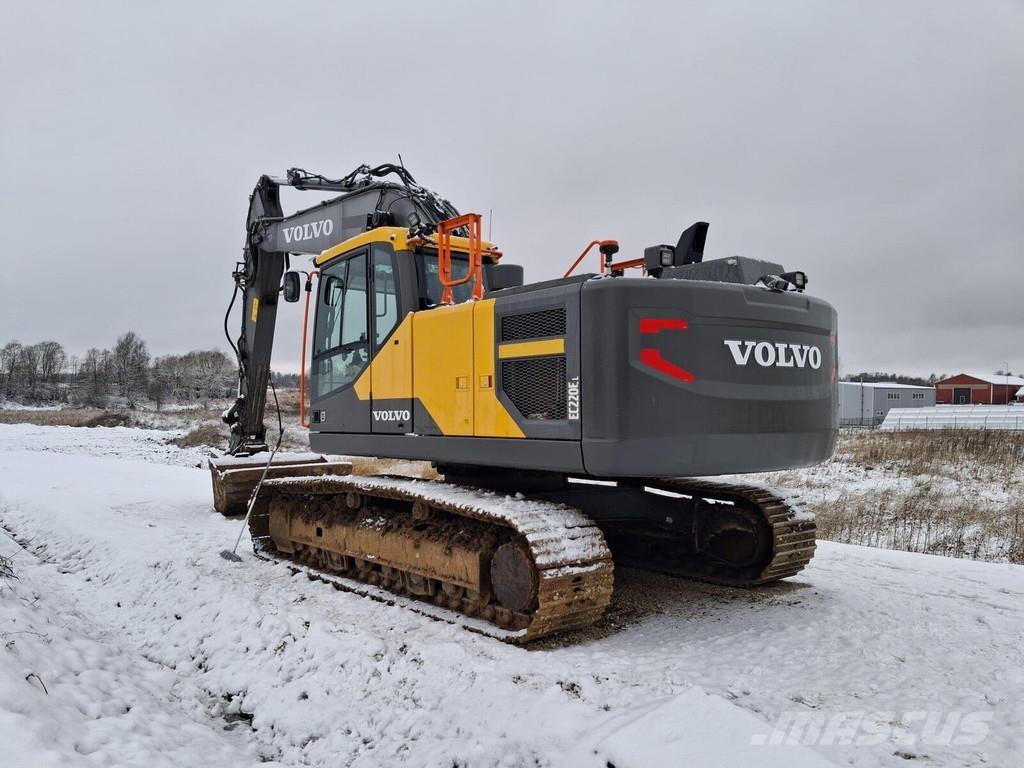 Volvo EC220E حفارات زحافة
