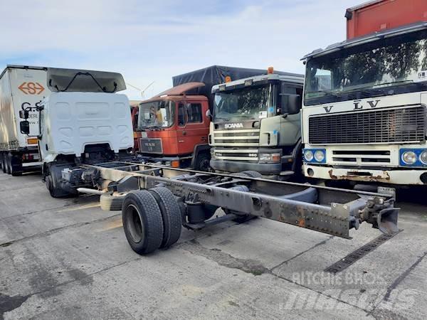Renault MIDLUM 220 شاحنات بمقصورة وهيكل
