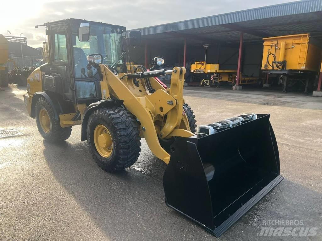 CAT 906 لوادر بعجل