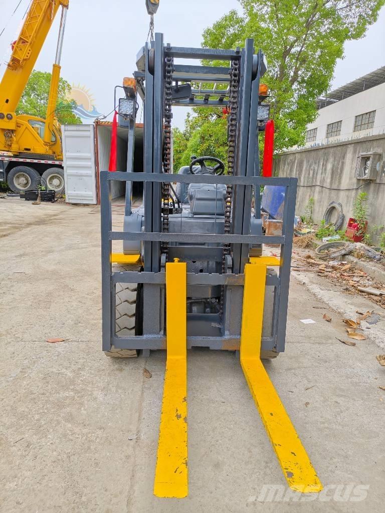 Komatsu FD 30 شاحنات الديزل