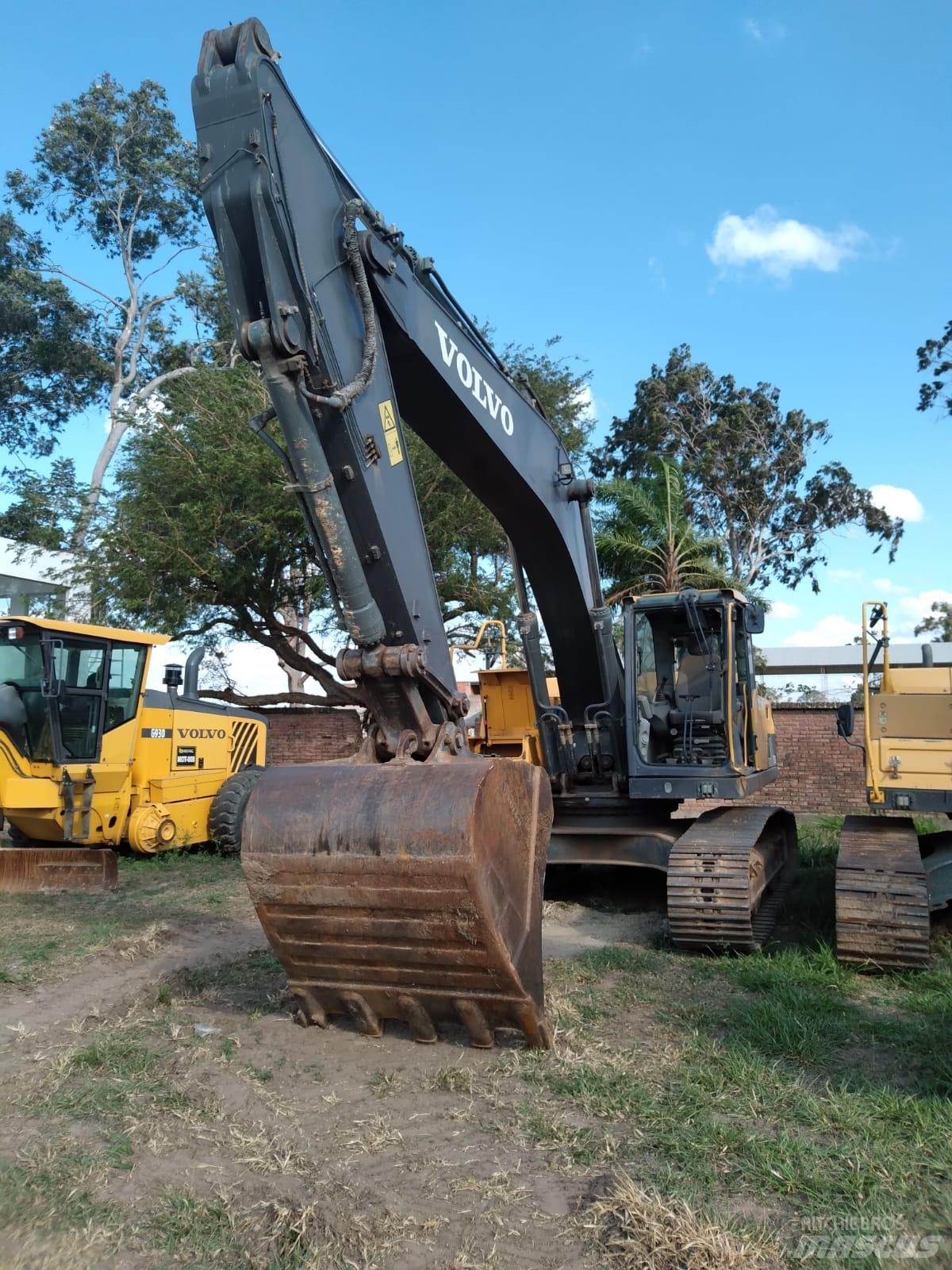 Volvo EC 250 D L حفارات زحافة