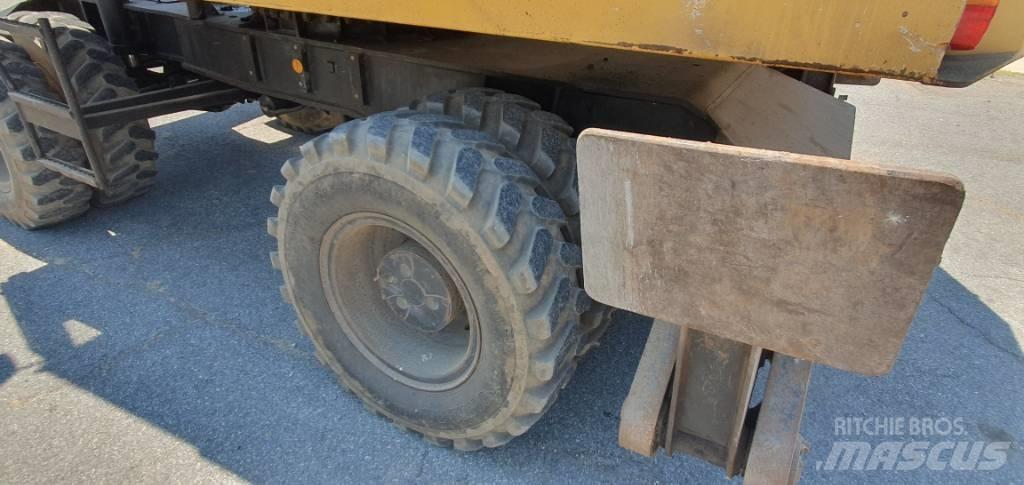 CAT 214 B حفارات بعجل