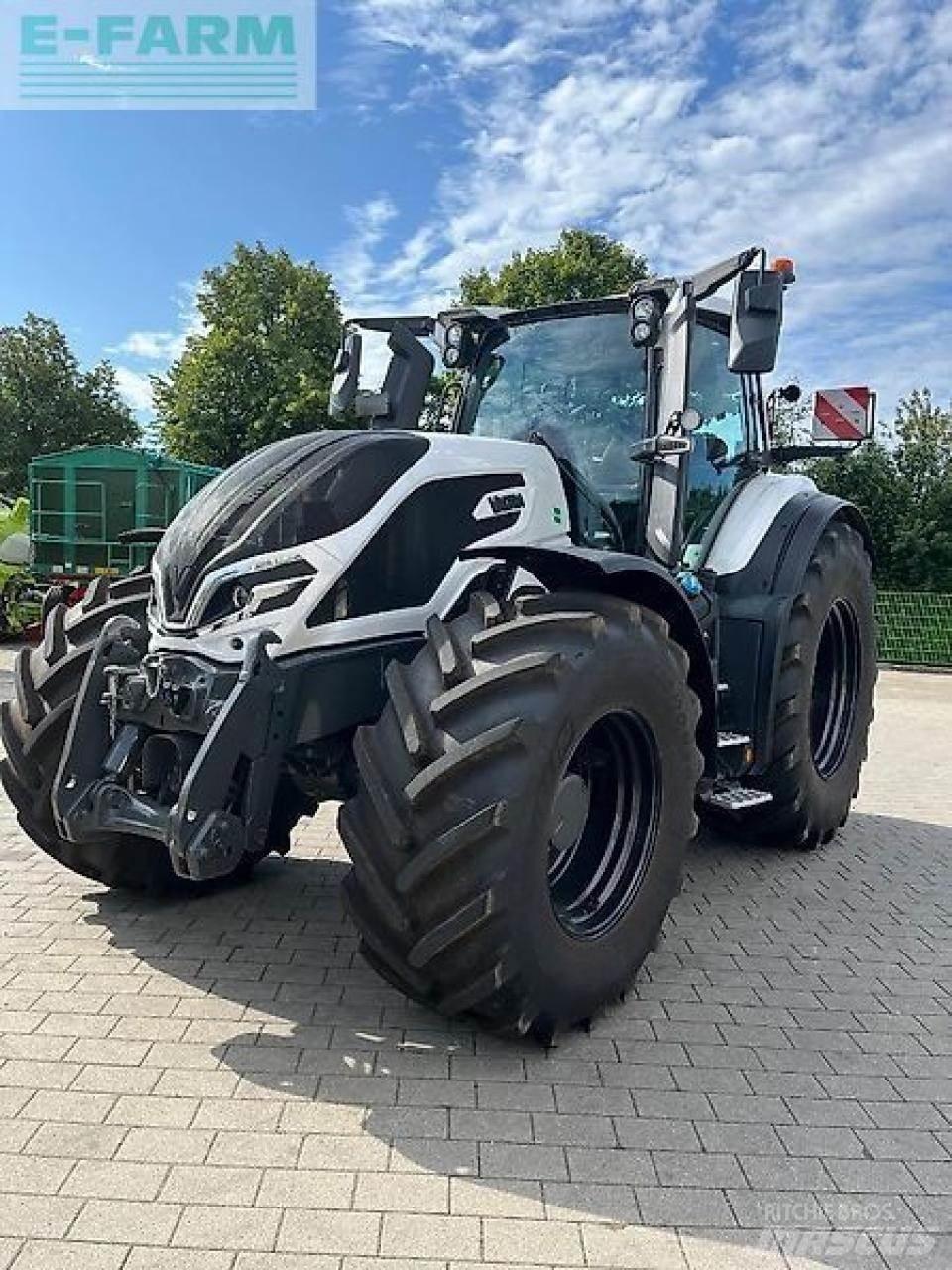 Valtra q245 الجرارات