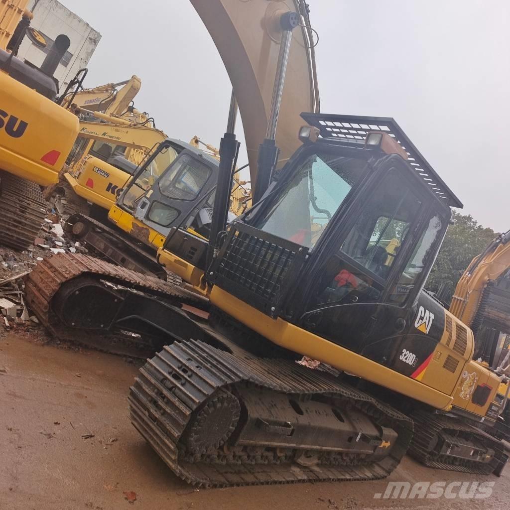 CAT 320 D حفارات زحافة