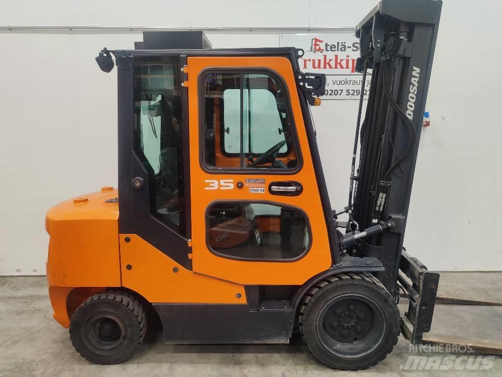 Doosan D 35 C-7 شاحنات الديزل