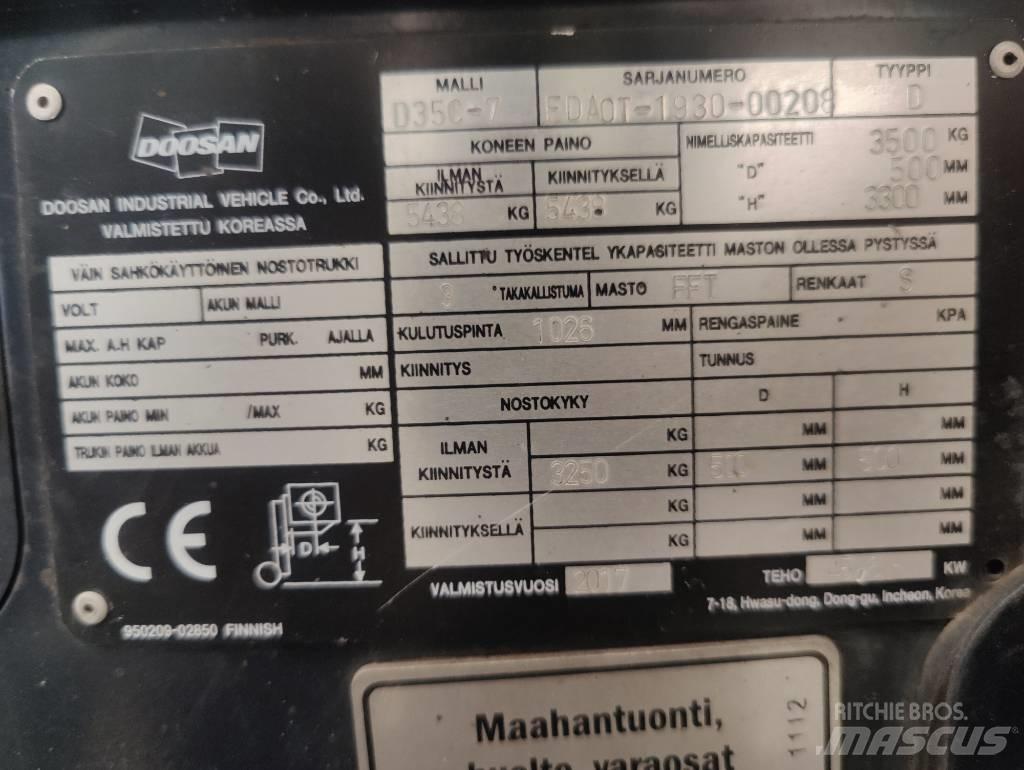 Doosan D 35 C-7 شاحنات الديزل
