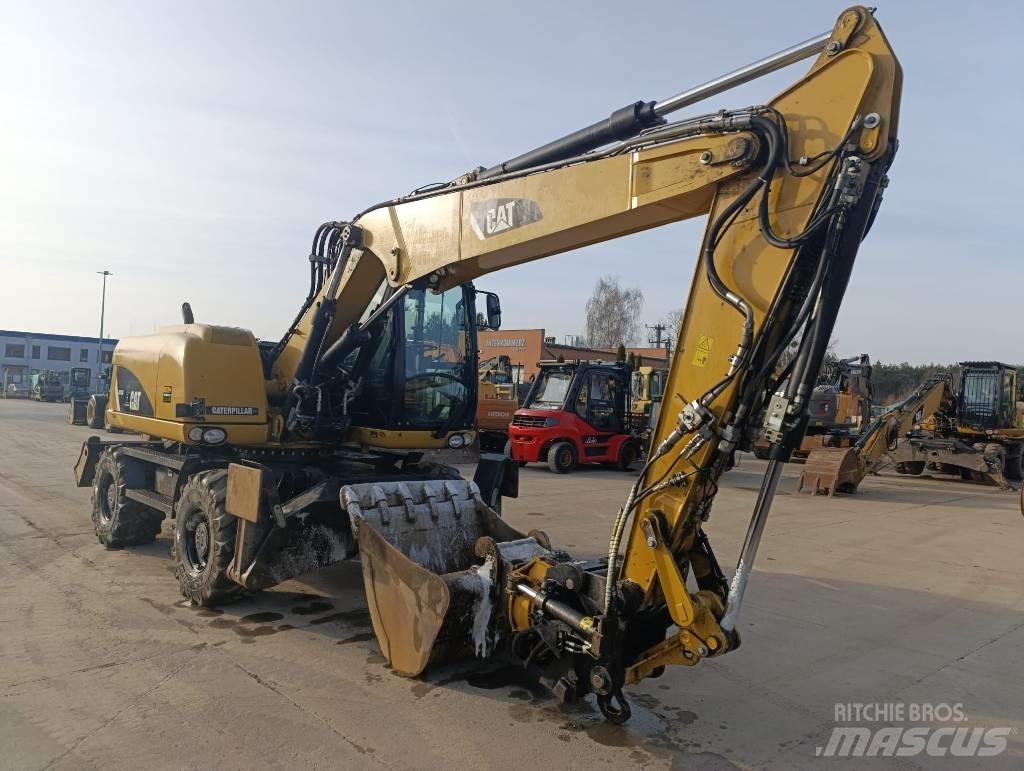 CAT M 313 D حفارات بعجل